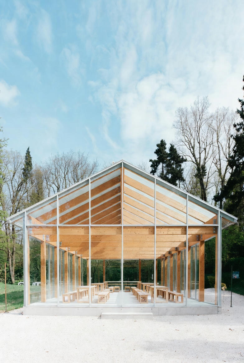 Extension contemporaine en verre et bois